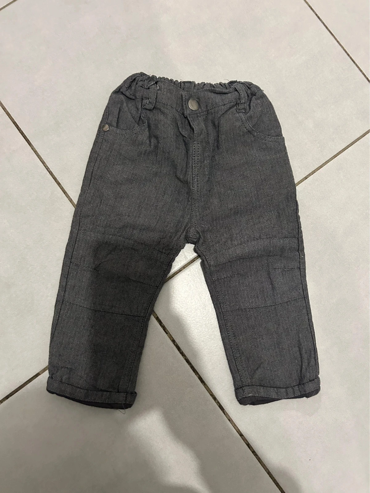 Lot 5 pantalons + 1 gilet à capuche garçon 12 mois – photo 4